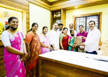 ಮಲಬಾರ್ ಗೋಲ್ಡ್ & ಡೈಮಂಡ್ಸ್ ಗೋಲ್ಡನ್ ಹಾರ್ಟ್   ಯೋಜನೆದ 100ನೇ ಫಲಾನುಭವಿಗ್ ಬಂಗಾರ್ ಹಸ್ತಾಂತರ ಮಲ್ತಿನ ಸಚಿವೆರ್