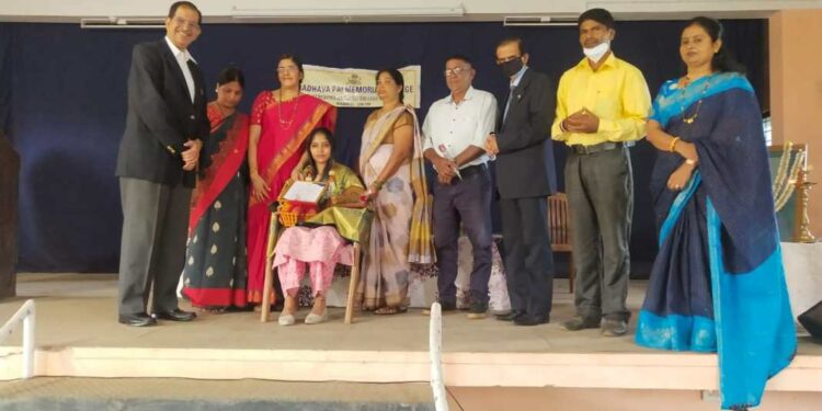 ಮಣಿಪಾಲ ಮಾಧವ ಪೈ ಸ್ಮಾರಕ ಕಾಲೇಜ್ ವರ್ಸೊದ  ಇನಾಮು ಪಟ್ಟುನ ಕಜ್ಜೊ,  ಸಾಧಕೆರೆಗ್ ಮಾನಾದಿಗೆ