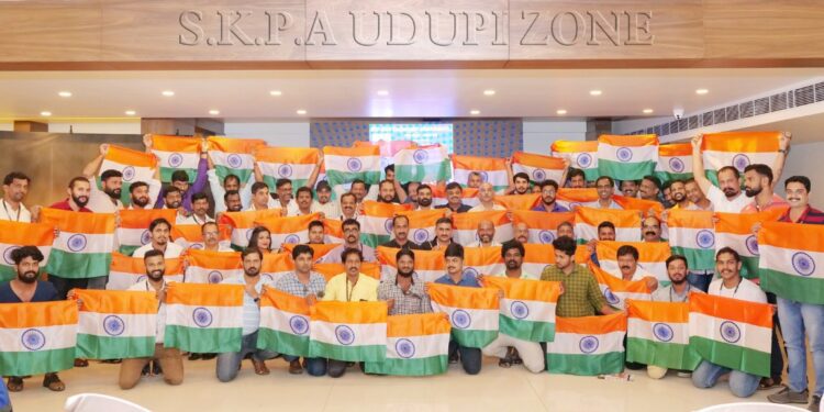ಸೌತ್ ಕೆನರಾ ಫೋಟೋಗ್ರಾಪರ್ಸ್ ಅಸೋಸಿಯೇಷನ್ ಉಡುಪಿ ವಲಯದ ವತಿಡ್ದ್ ರಾಷ್ಟ್ರಧ್ವಜ ವಿತರಣೆ