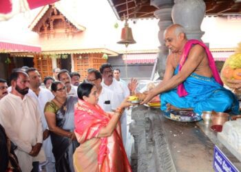 ಉಚ್ವಿಲ ಮಹಾಲಕ್ಷ್ಮೀ ದೇವಸ್ಥಾನಗ್ ಭೇಟಿ ಕೊರಿನ ಸಚಿವೆ ಲಕ್ಷ್ಮೀ ಹೆಬ್ಬಾಳ್ಕರ್..