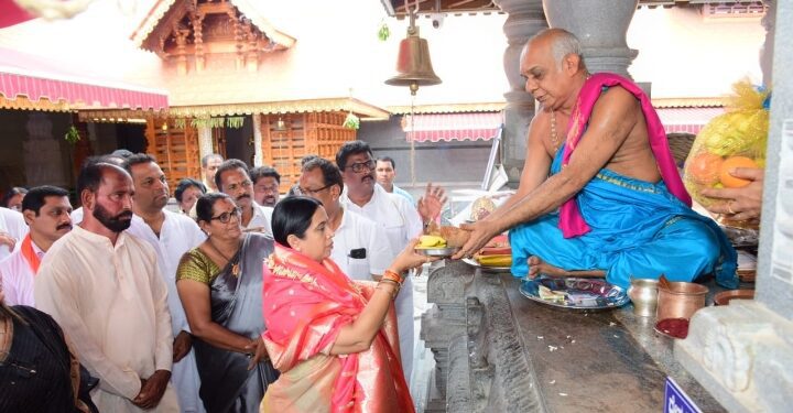 ಉಚ್ವಿಲ ಮಹಾಲಕ್ಷ್ಮೀ ದೇವಸ್ಥಾನಗ್ ಭೇಟಿ ಕೊರಿನ ಸಚಿವೆ ಲಕ್ಷ್ಮೀ ಹೆಬ್ಬಾಳ್ಕರ್..