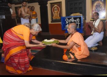ಅದಮಾರು ಶ್ರೀಪಾದೆರೆನ ಆಶೀರ್ವಾದ ಪಡೆಯಿನ ವಿತ್ತ ಸಚಿವೆ…..