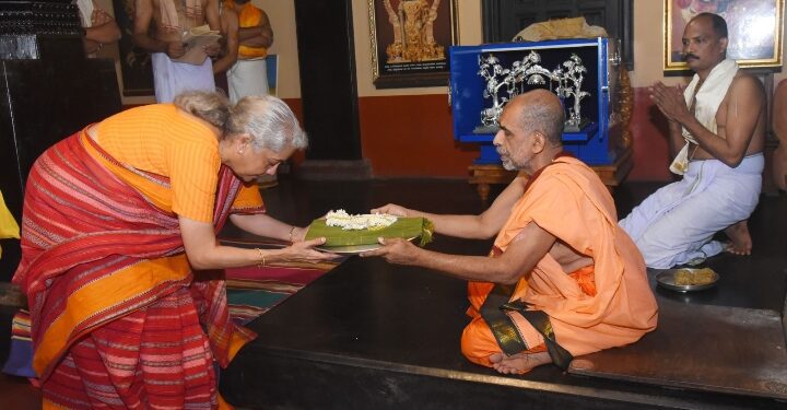 ಅದಮಾರು ಶ್ರೀಪಾದೆರೆನ ಆಶೀರ್ವಾದ ಪಡೆಯಿನ ವಿತ್ತ ಸಚಿವೆ…..