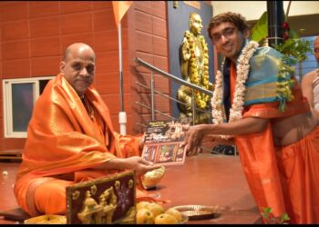 ಶ್ರೀಪಾದೆರೆನ ಉಪದೇಶ ಕೇಂಡುದ್ ಕೋಟಿಗೀತಾಲೇಖನ ಯಜ್ಞ ದೀಕ್ಷೆ ಸ್ವೀಕಾರ ಮಲ್ತಿನ ವಿದ್ಯಾರ್ಥಿಲು..