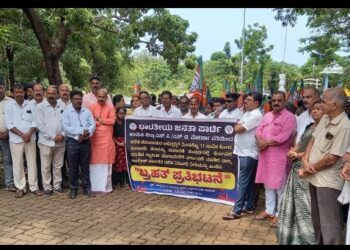 ದಲಿತ ವಿರೋಧಿ ನೀತಿ ಖಂಡಿಸಾದ್ ಪ್ರತಿಭಟನೆ…