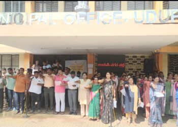 ಉಡುಪಿ ನಗರಸಭೆಟ್ ಭಾರತದ ಸಂವಿಧಾನ ಪೀಠಿಕೆ ಓದುನ ಕಜ್ಜೊ..