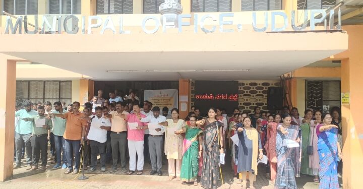 ಉಡುಪಿ ನಗರಸಭೆಟ್ ಭಾರತದ ಸಂವಿಧಾನ ಪೀಠಿಕೆ ಓದುನ ಕಜ್ಜೊ..
