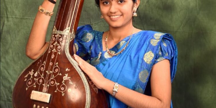 ರಾಗಧನ ಪಲ್ಲವಿ ಪ್ರಶಸ್ತಿಗ್ ಬಾಜನೆರಾಯಿನ ದಿವ್ಯಶ್ರೀ ಭಟ್.