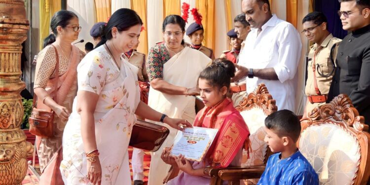ಕ್ರತಿ ಸನಿಲ್ ಗ್ ಹೊಯ್ಸಳ ಕೆಳದಿ ಚೆನ್ನಮ್ಮ ಪ್ರಶಸ್ತಿ..