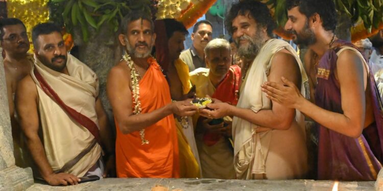 ಸಂಕರ್ಷಣ ಶಾಲಗ್ರಾಮ ಹಸ್ತಾಂತರ ಪೇಜಾವರ ಶ್ರೀ