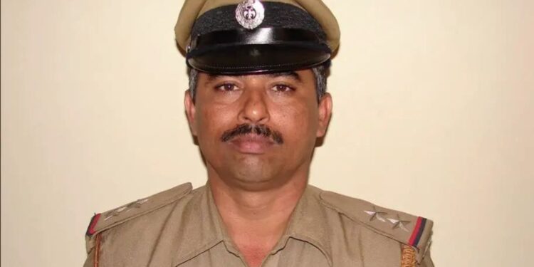 ದೇವೆರೆ ಪಾದ ಸೇರಿನ ನಿವ್ರತ್ತ ಪೊಲೀಸ್ ಅಧಿಕಾರಿ.