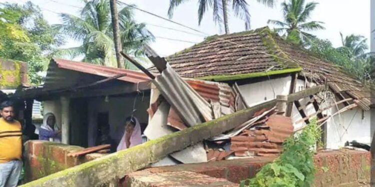 ಬಾರೀ ಬರ್ಸಡಾದ್ ಉಳ್ಳಾಲ ಶಾಲೆ, ಇಲ್ಲಗ್ ಹಾನಿ.
