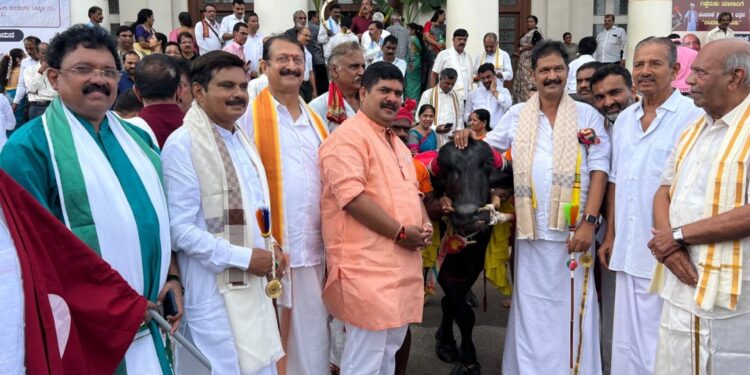 ಪುಗ್ಗೆಲುಗ್ ಪುಗ್ಗೆಲ್ ಕೊರ್ದ್ ತುಳುಬಾಸೆನ್ ಒರಿಪಾವ.