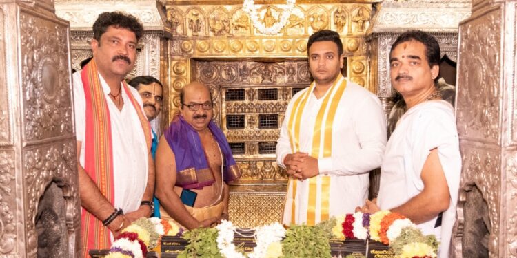 ಯದುವೀರ್ ಕ್ರಷ್ಣಮಠಕ್ ಭೇಟಿ