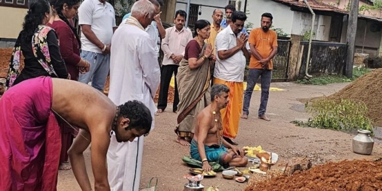 ಬೆಳ್ಕಳೆ ಬೊಬ್ಬರ್ಯ ದೈವಸ್ಥಾನದ ಸ್ವಾಗತ ದ್ವಾರಗ್ ಕೆಸರ್ ಕಲ್ಲ್