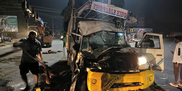 ಮಹೀಂದ್ರಾ ಪಿಕಪ್ ಪಲ್ಟಿ.