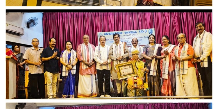 ಅಕೇರಿದ ಎಕ್ಕ್ ಗ್ ಪಣಿಯಾಡಿ ಪ್ರಶಸ್ತಿ ಪ್ರದಾನ